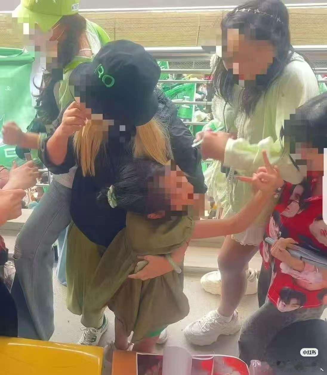 自己追星追了个不知道什么玩意（wen mang）就算了，还带坏小朋友 ​​​