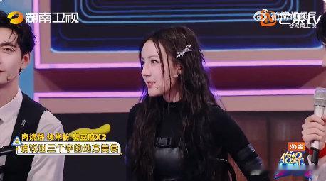 别人报菜名五花八门，热巴满脑子都是家乡风味，馕的香、抓饭的醇、拌面的爽，妥妥的行