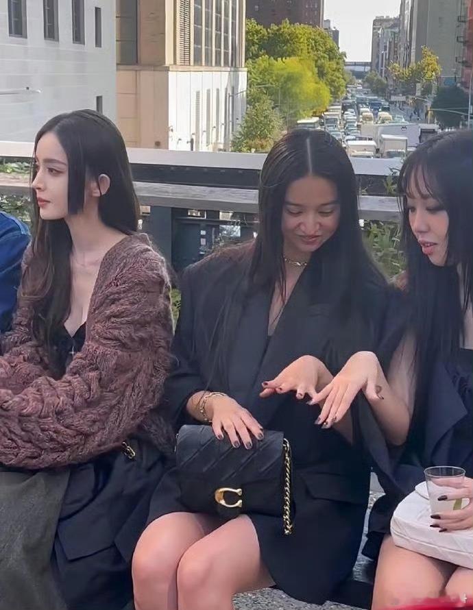 脸的大小在绝对美貌面前不值一提 ​​​