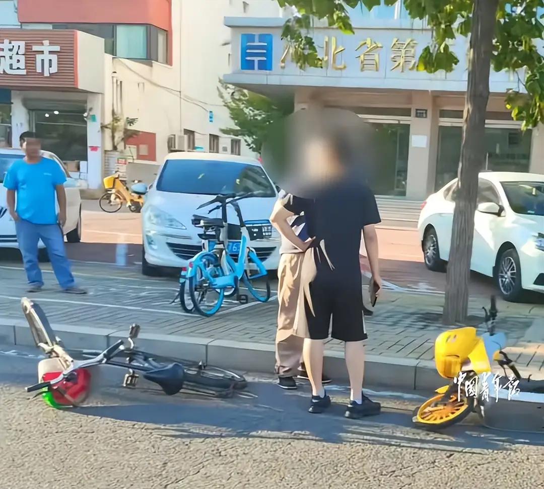 “好人就该被枪指着？！”

河北石家庄，19岁男孩骑共享电驴剐蹭到大爷，愣在原地