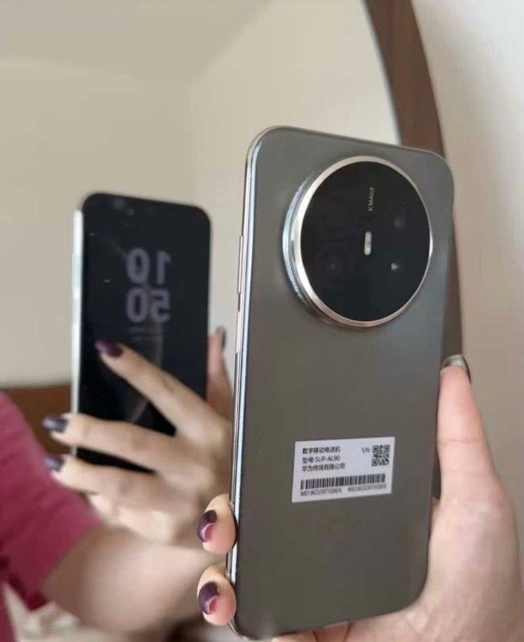 华为Mate70Air真机曝光居中大圆镜头，单孔等深四曲屏，感兴趣吗？[耶] ​