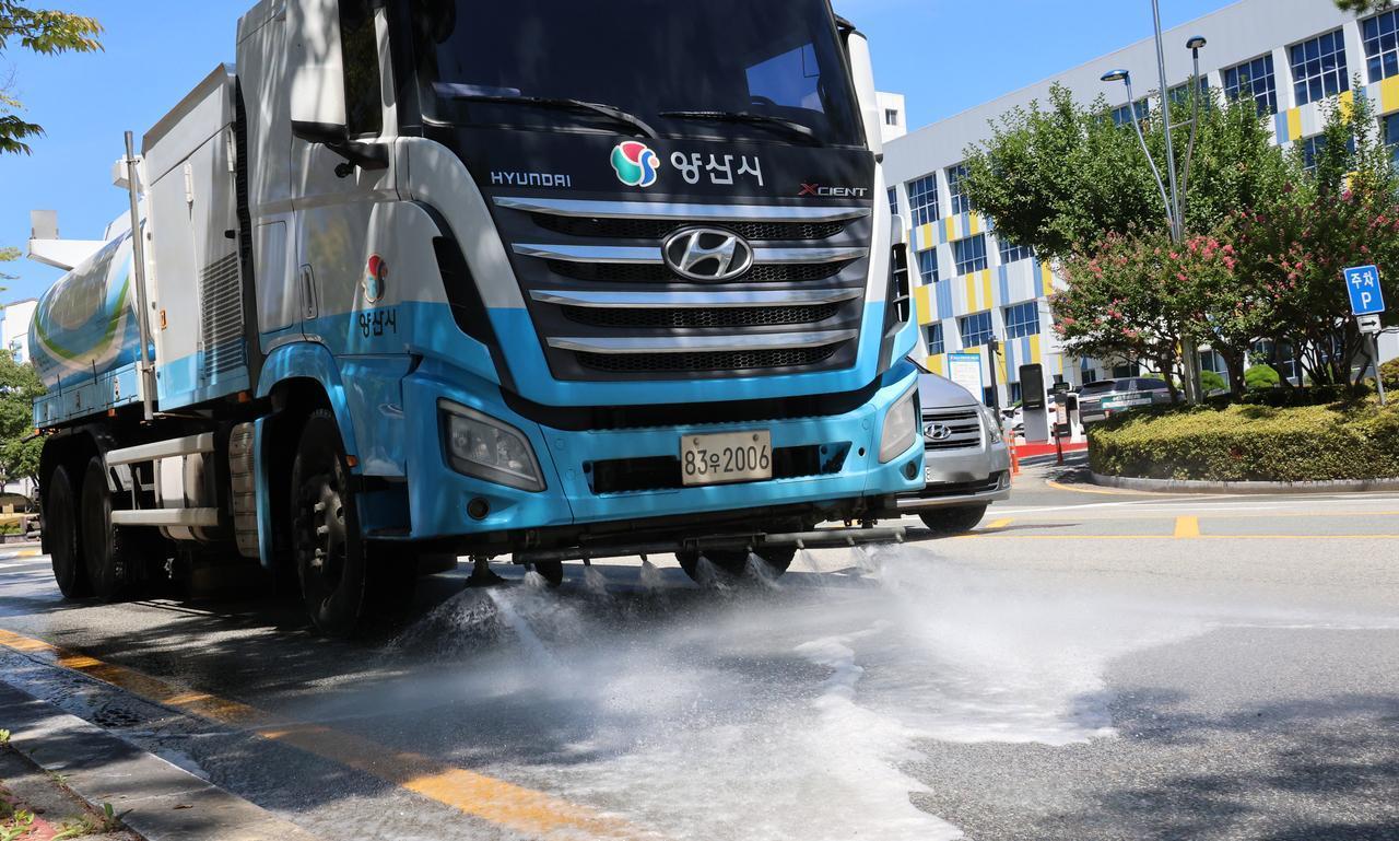 阳山市的温度计先扛不住了。周五下午1点40分，指针疯爬到41.4摄氏度，一把撕碎