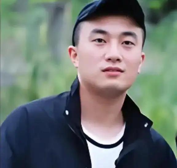 2021年，四川30岁男子每天和57岁母亲一起睡，他洗澡时，母亲就搬个小板凳坐在