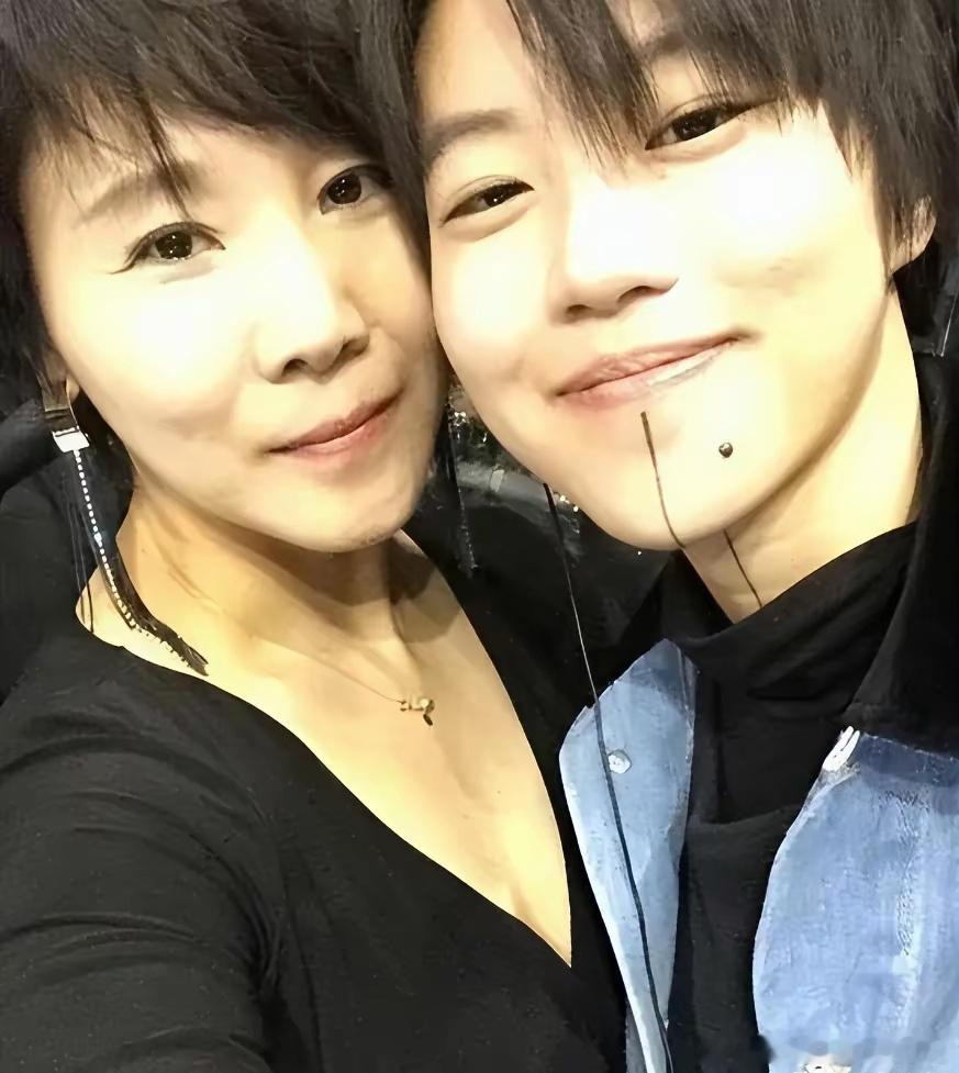 李亚鹏曾在直播中提到窦靖童每周都会他打一个视频电话。窦靖童真是一个天使。她爱身边