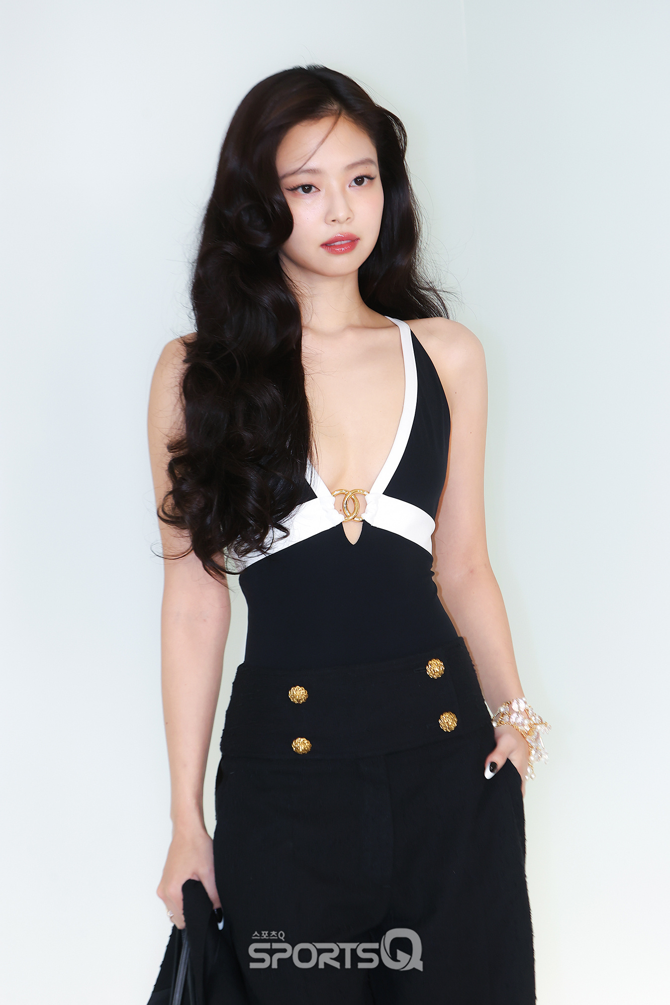 Jennie长卷发深V造型Jennie今日份看秀造型 好美的CHANEL gir