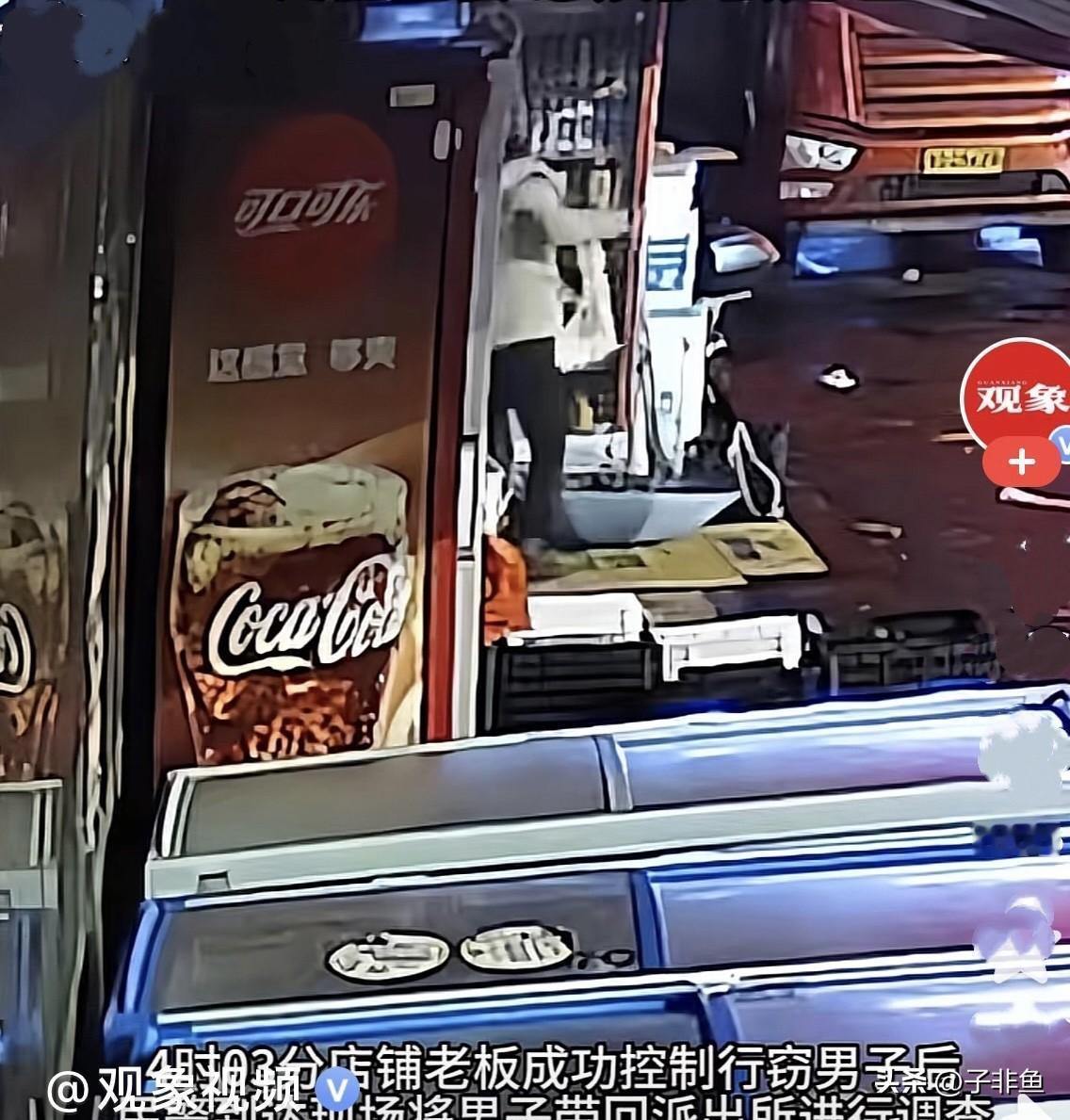 近日，湖南湘潭一超市何老板发现他超市外面的冰柜中的饮料，隔三差五的就少几瓶，他就