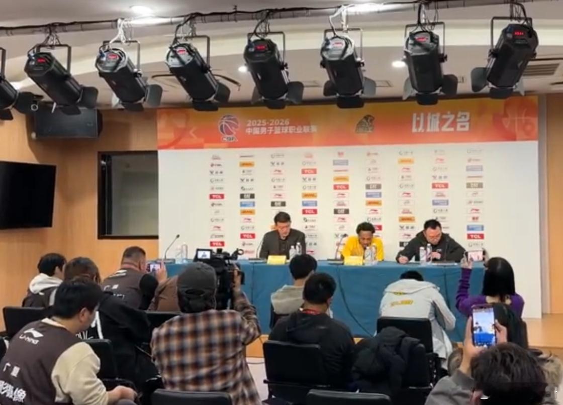 CBA新赛季揭幕战CBA 常规赛赛后新闻发布会和潜力赛同一时间进行，那记者咋办？