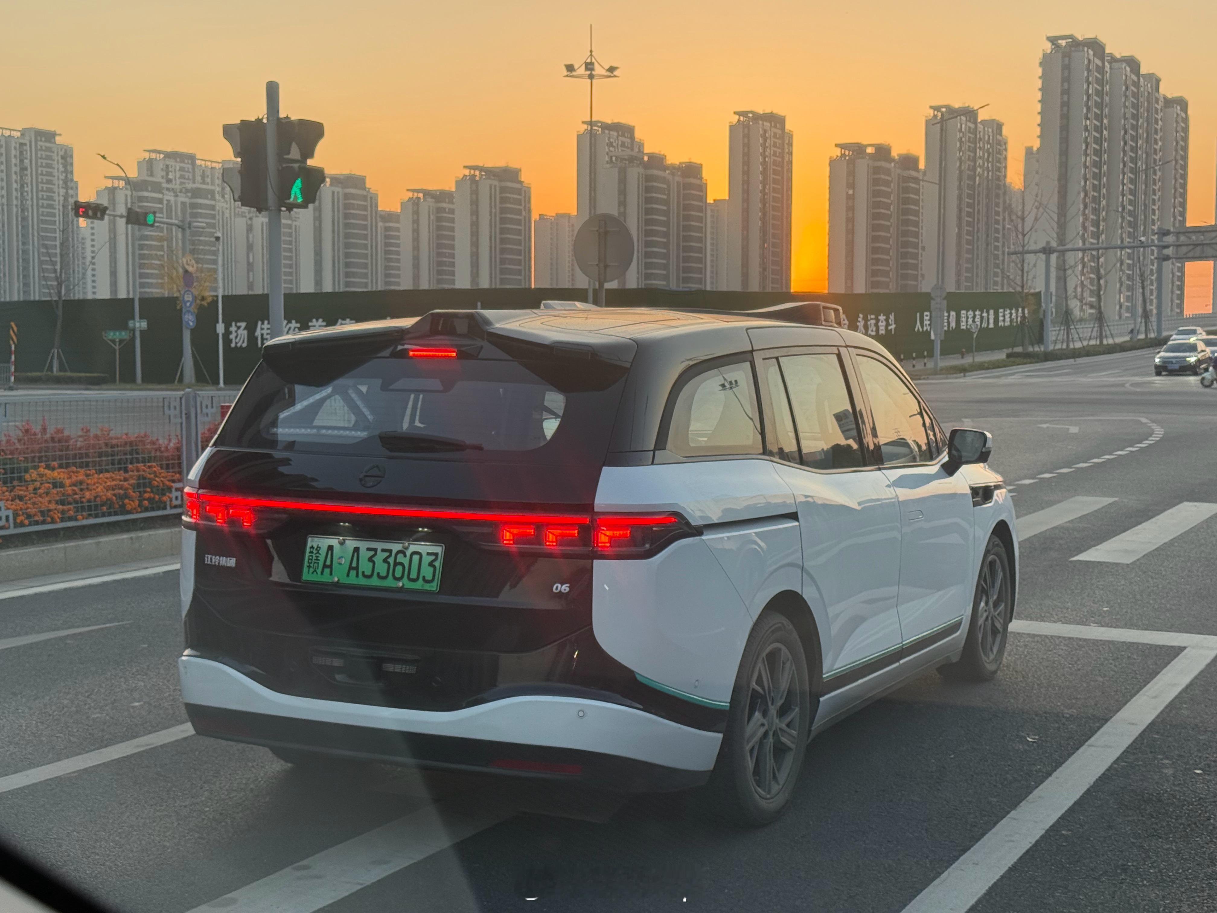 这啥车啊，前后左右都有激光雷达，车门上还有密码锁