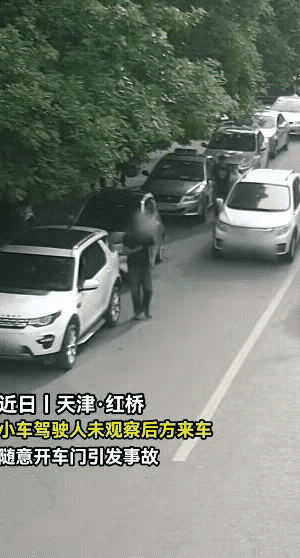 狭窄的路上，白色车辆本来停在路边就违规占道，影响了其他车辆通行，车主打开车门时还