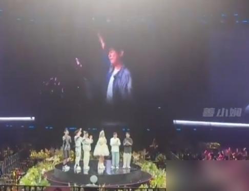 谢娜演唱会那尴尬一吻，你真当是临时起意？扒开内幕，我后背发凉。
你以为的惊喜，