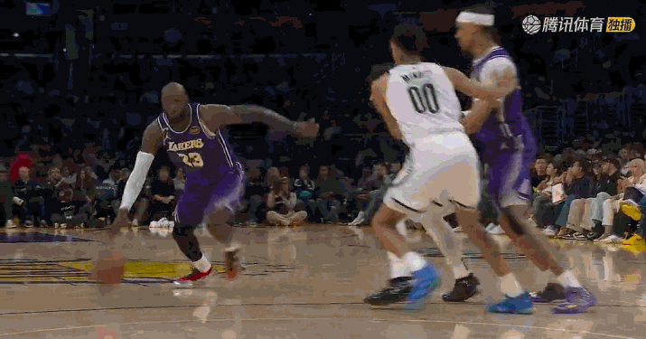詹姆斯助攻布朗尼命中三分洛杉矶湖人队 篮网反攻势头猛烈，詹姆斯先是突破上篮，随后