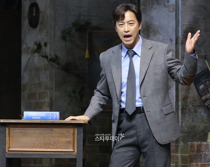 【演员吴万石出演话剧《死亡诗社》】吴万石表示“三位演员各有不同。延政勋光看脸就让