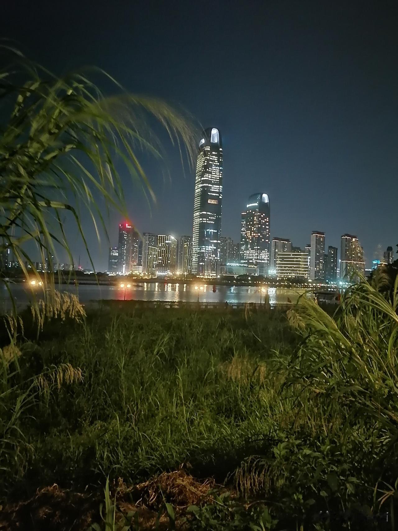 江边散步，散的是心情，把心里的苦都散掉。