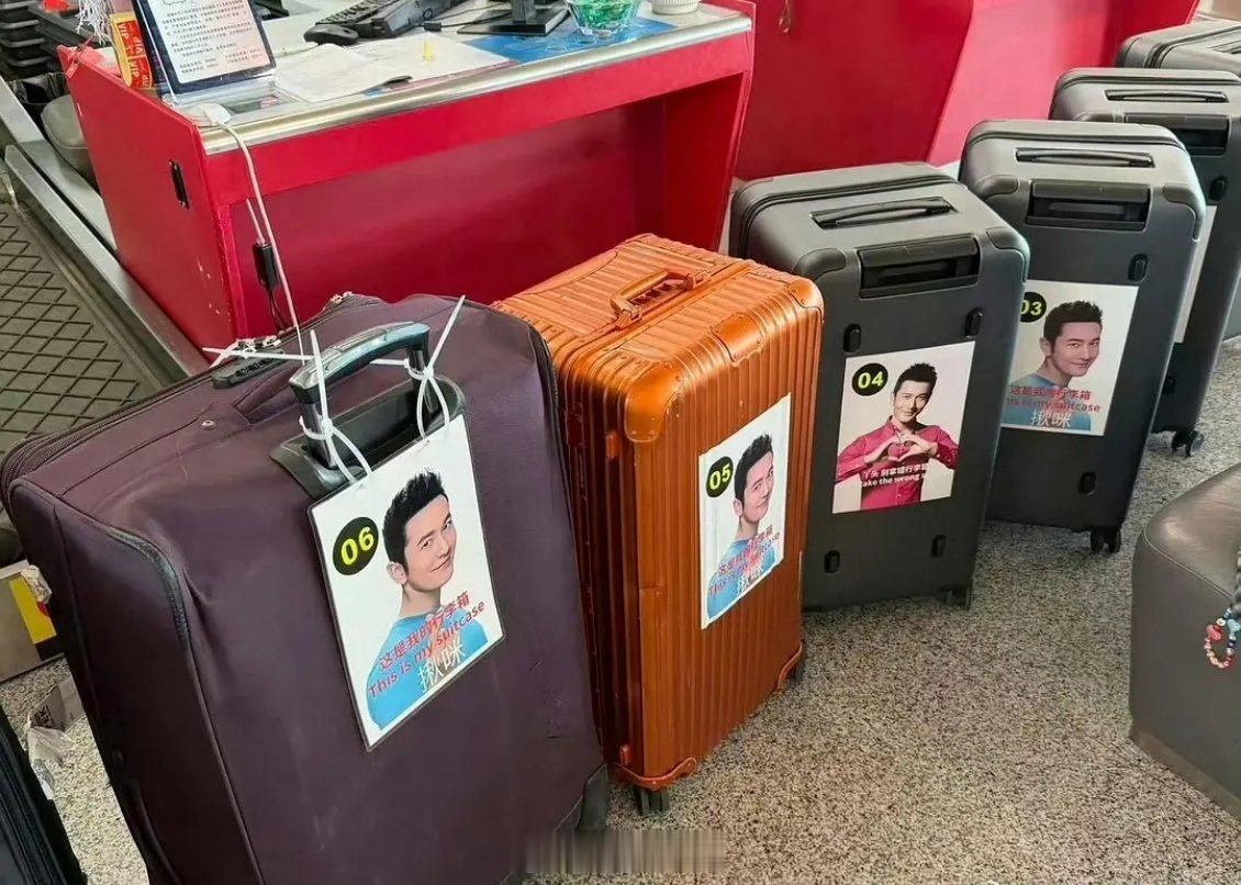 谁敢看黄晓明中餐厅带的行李箱？他去中餐厅就贴着这雷霆大图片啊哈哈哈哈哈哈哈哈 