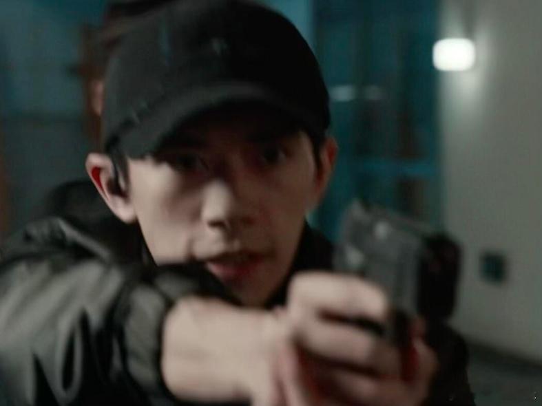 易烊千玺十年前的愿望实现了十年前说想演警察的少年，如今真的成了正气凛然的严迪，太