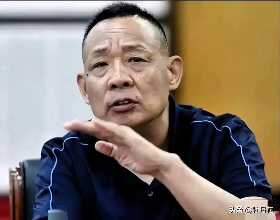 奉劝大家一句，千万不要被于东来给骗了，他表面上看着温和慈祥，像邻家大叔，其实内心