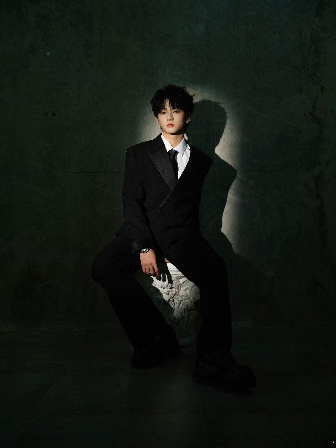 穆祉丞黑西装造型来啦 