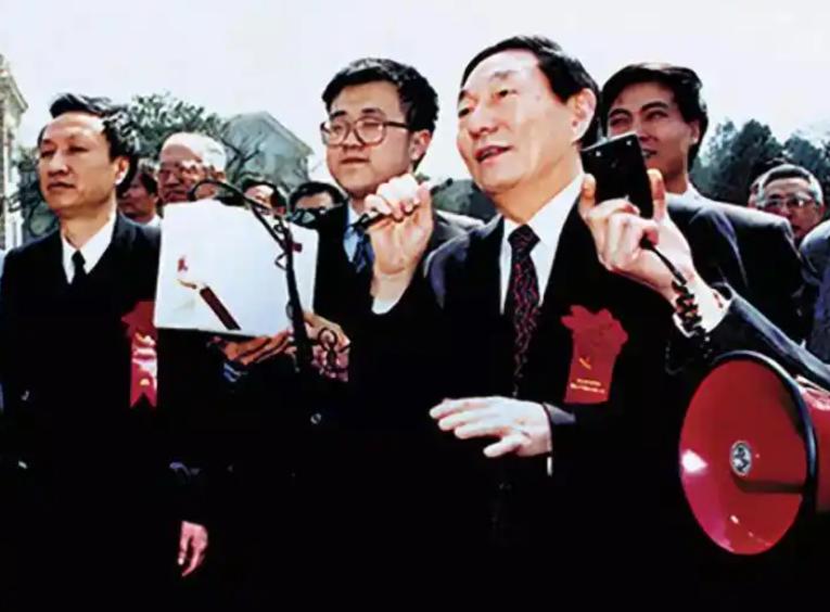 1989年12月2日，上海康平路市委小礼堂，一场常委扩大会议，朱镕基坐在主位。议