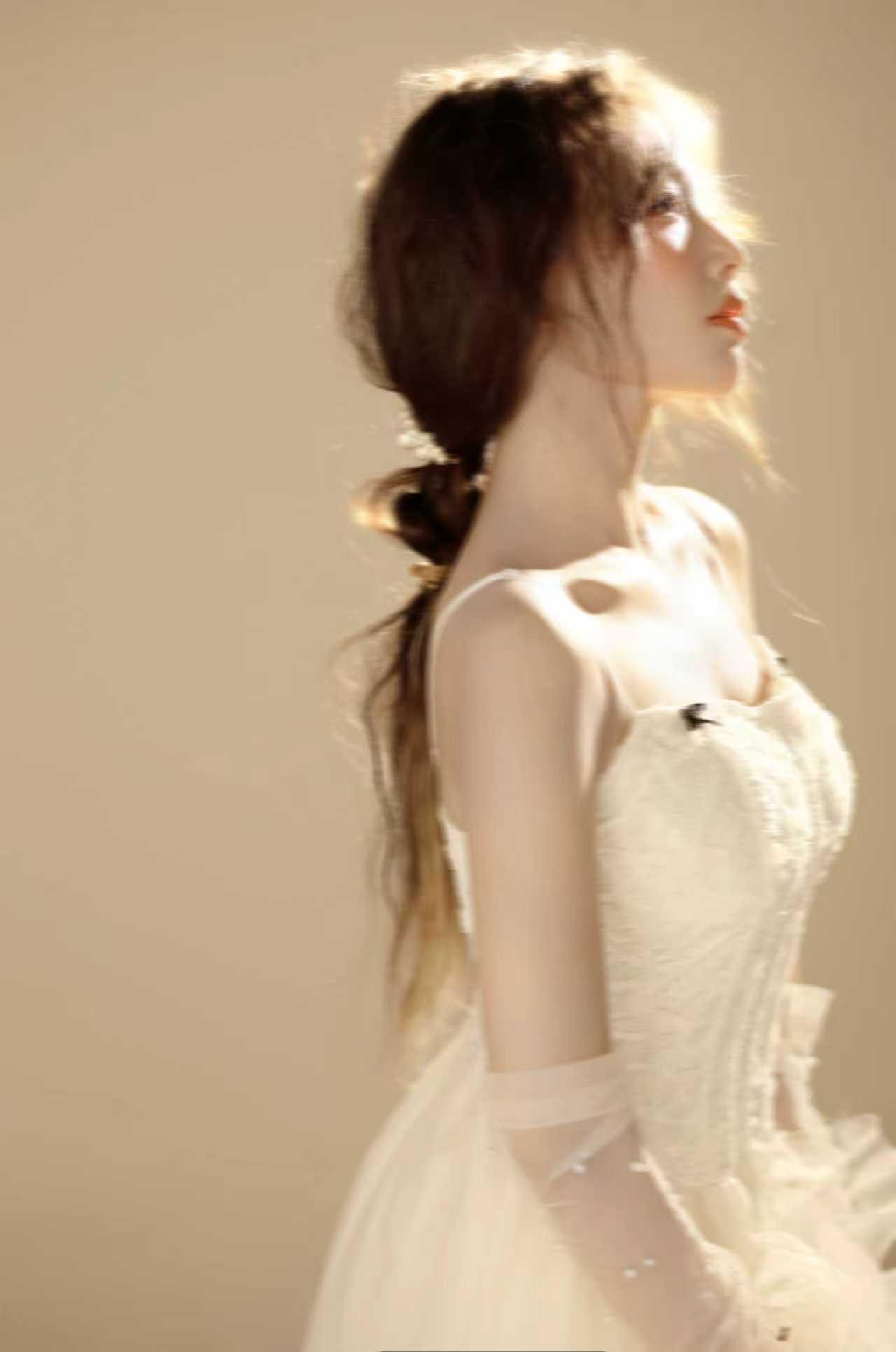 光与影的交界处，是纯欲氛围的极致体现。🕯️✨ 这组光影纯欲风写真，没有复杂的布