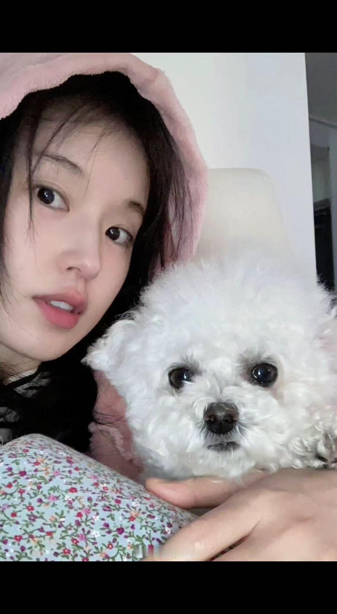 🐶奶fufu的小云朵窝在怀里～眼睛比星星还亮✨，心跳是双倍的温柔呀💖
