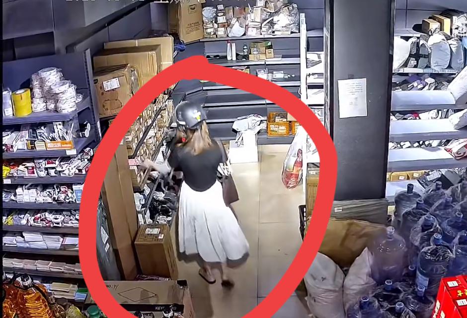 广东一女子无故手扔脚踢快递发泄，监控清晰拍下她的丑形，事发某小区一快递驿站，这个