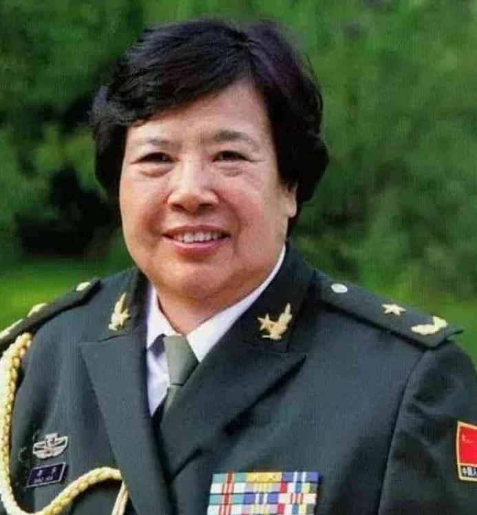 2008年，北京医院病房里，69岁邵华的身体已经非常虚弱了。她拉着儿子的手，用尽