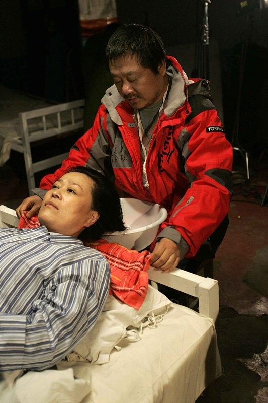 之前在医院缴费窗口见过一对中年夫妻，男的攥着皱巴巴的塑料袋，里面裹着一沓零钱，十