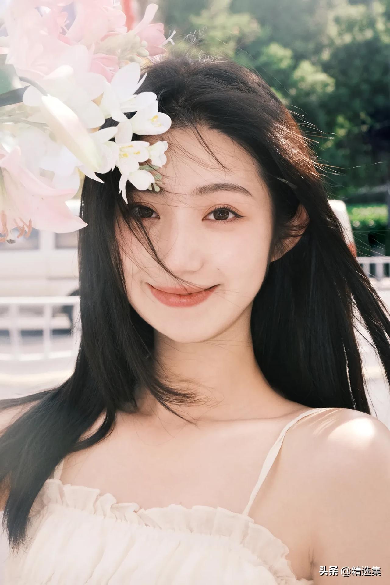夏日花环少女，甜美笑容绽放！🌸🌸🌸