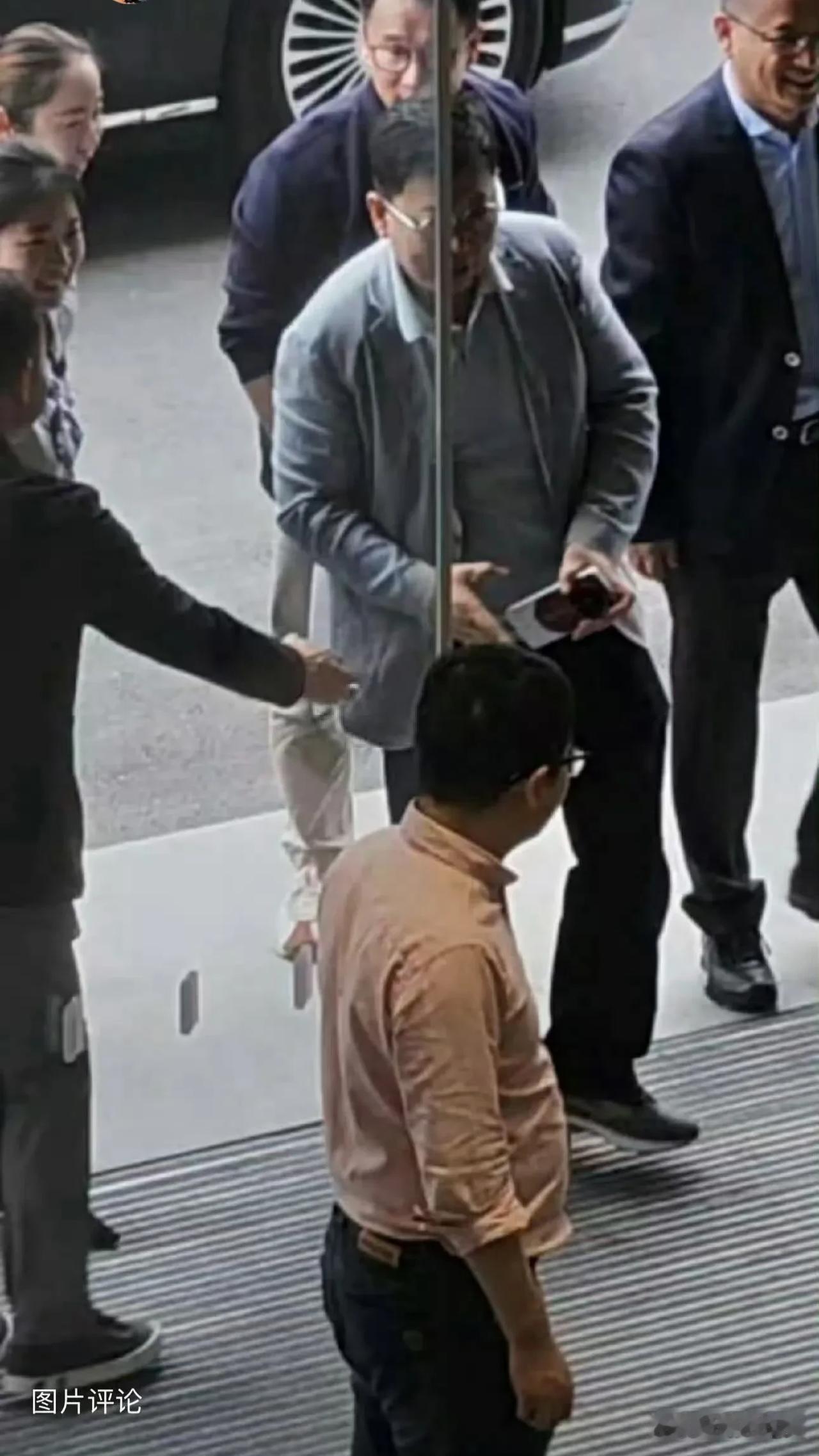 余总终于拿着M90RS出来炸街了。现在M90的发布会像薛定谔的猫，开与不开两种状