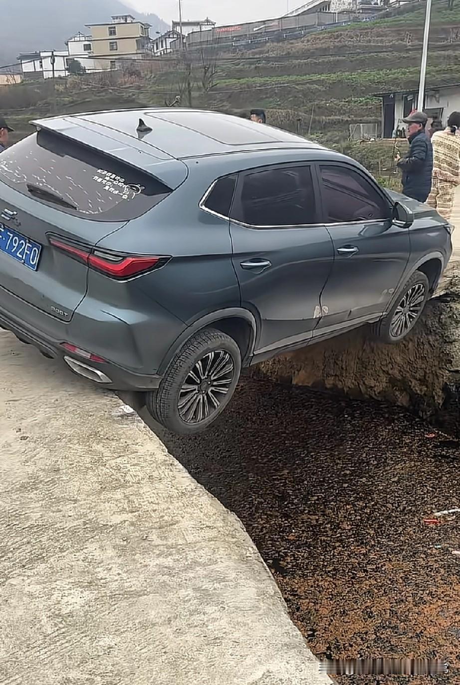 各位大神，这车怎么开上来
 
贵州这位车主，怕是把过年的“社死名场面”承包了。