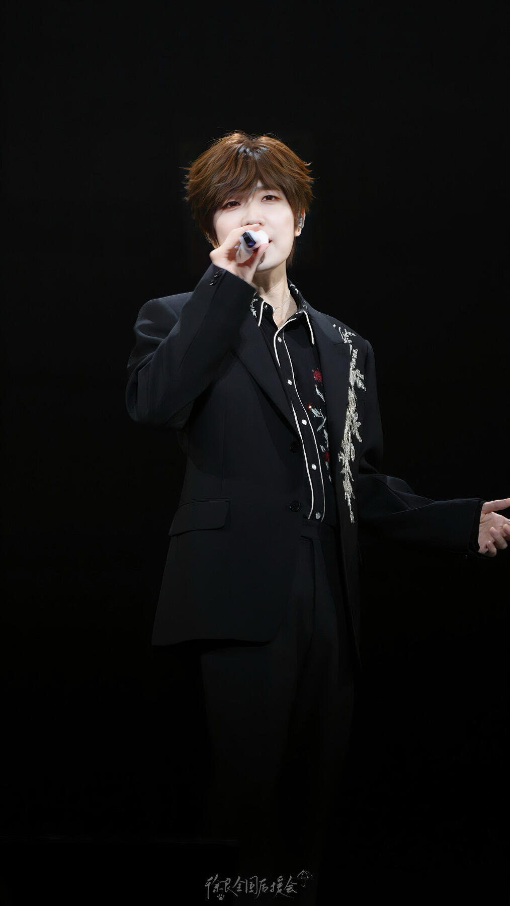 在徐良演唱会穿进系统了徐良演唱会沉浸式当宿主 谁懂现场这个设定！踏入场馆就进入短