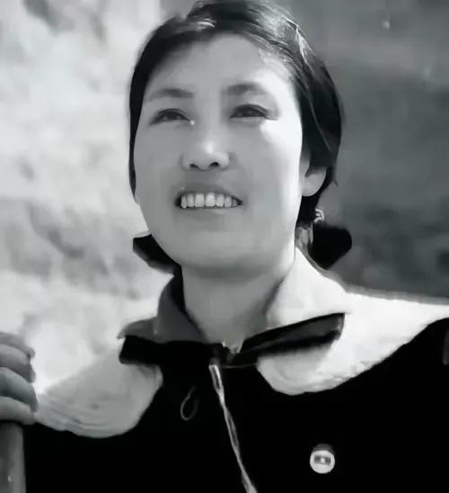 1980年，33岁的郭凤莲icon被叫进大寨党支部办公室。上级来人念了一份调令：