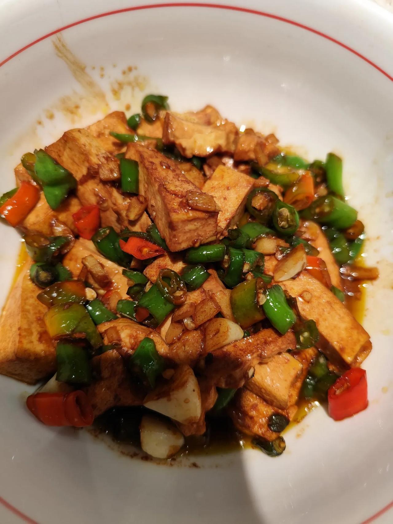 出差去餐厅一个人吃饭，点了份攸县香干，一瓶啤酒，自得其乐。一个年轻女士不停搭话，