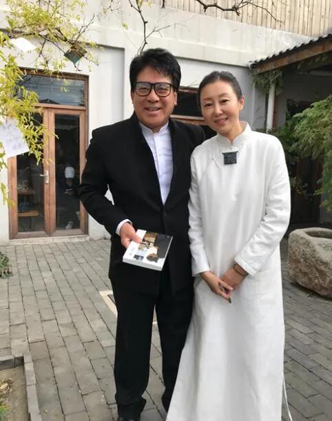 发现没有，右面近年衰老的有点快，她的二婚丈夫也是，一点找不出他们刚结婚时的模样。