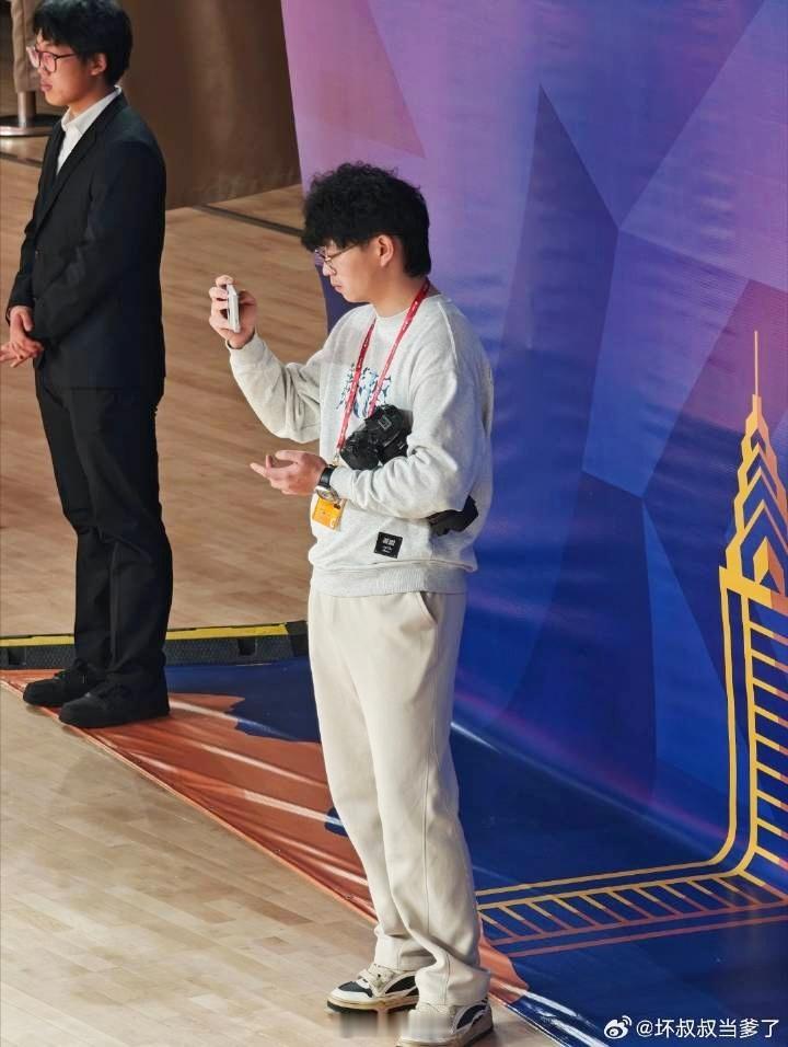 比赛日工作照/摸鱼照cba新疆男篮小卢篮球世界