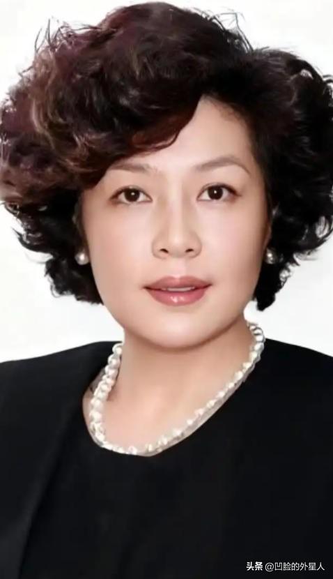 自从李咏去世后，哈文也没有再嫁，说明她和李咏是真爱，女儿也有了男朋友，哈文有钱有