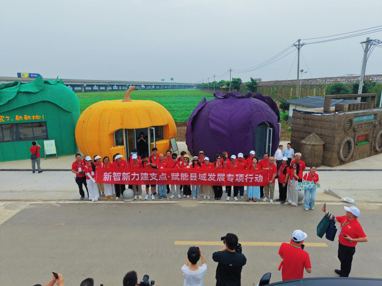 【大V探访嘉鱼蔬菜直播基地】嘉鱼县潘家湾镇“红色菜园”电商基地，由00后驻村书记