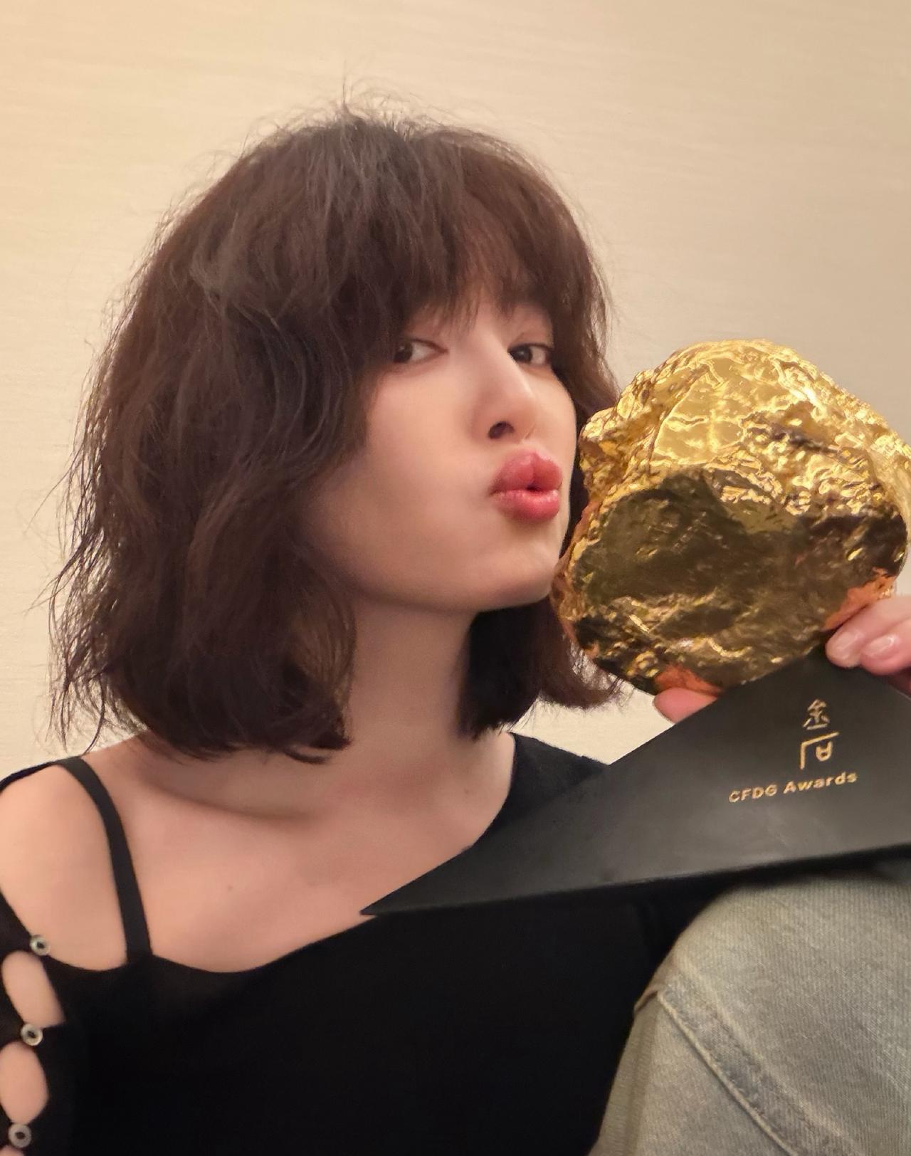 恭喜辛芷蕾凭借电影《日掛中天》获得中国电影导演协会2025年度荣誉“年度女演员”