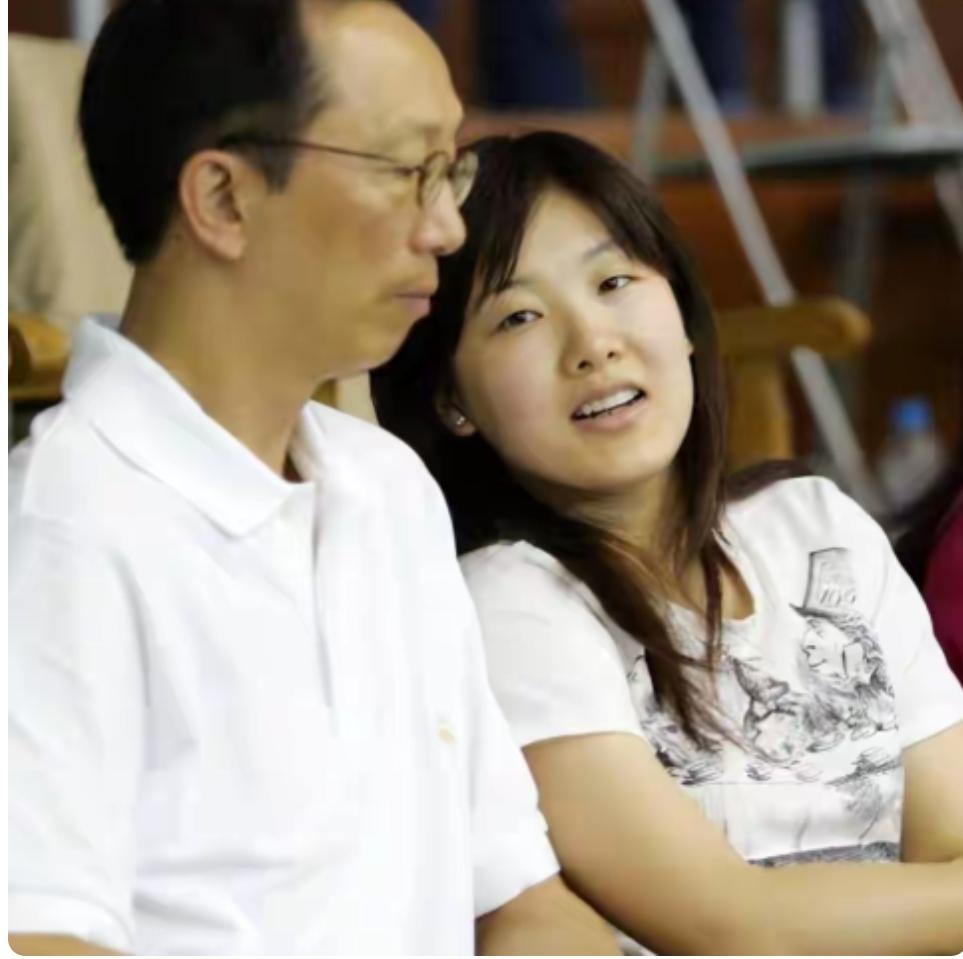 恩爱多年敌不过现实，伏明霞婚变传闻水落石出，姐姐回应婚姻真相
娱乐
