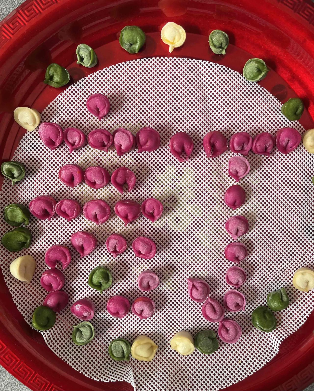 朋友订婚，家里用不同颜色的小饺子，拼成了《订婚快乐》四个字，还挺好看的[憨笑]