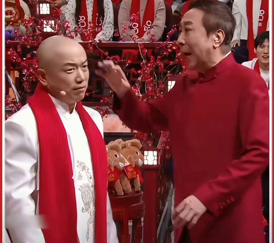 辽宁春晚 小品里插广告辽视春晚一开播就冲上收视率榜首。看到不少网友吐槽。广告泛滥