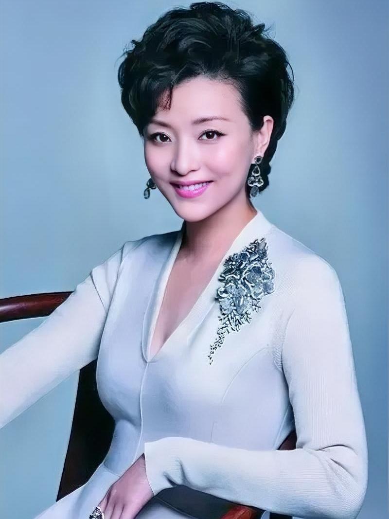 杨澜：年龄不是女性的敌人，真正困住你的是世俗偏见
 为什么很多女人一过三十就开始