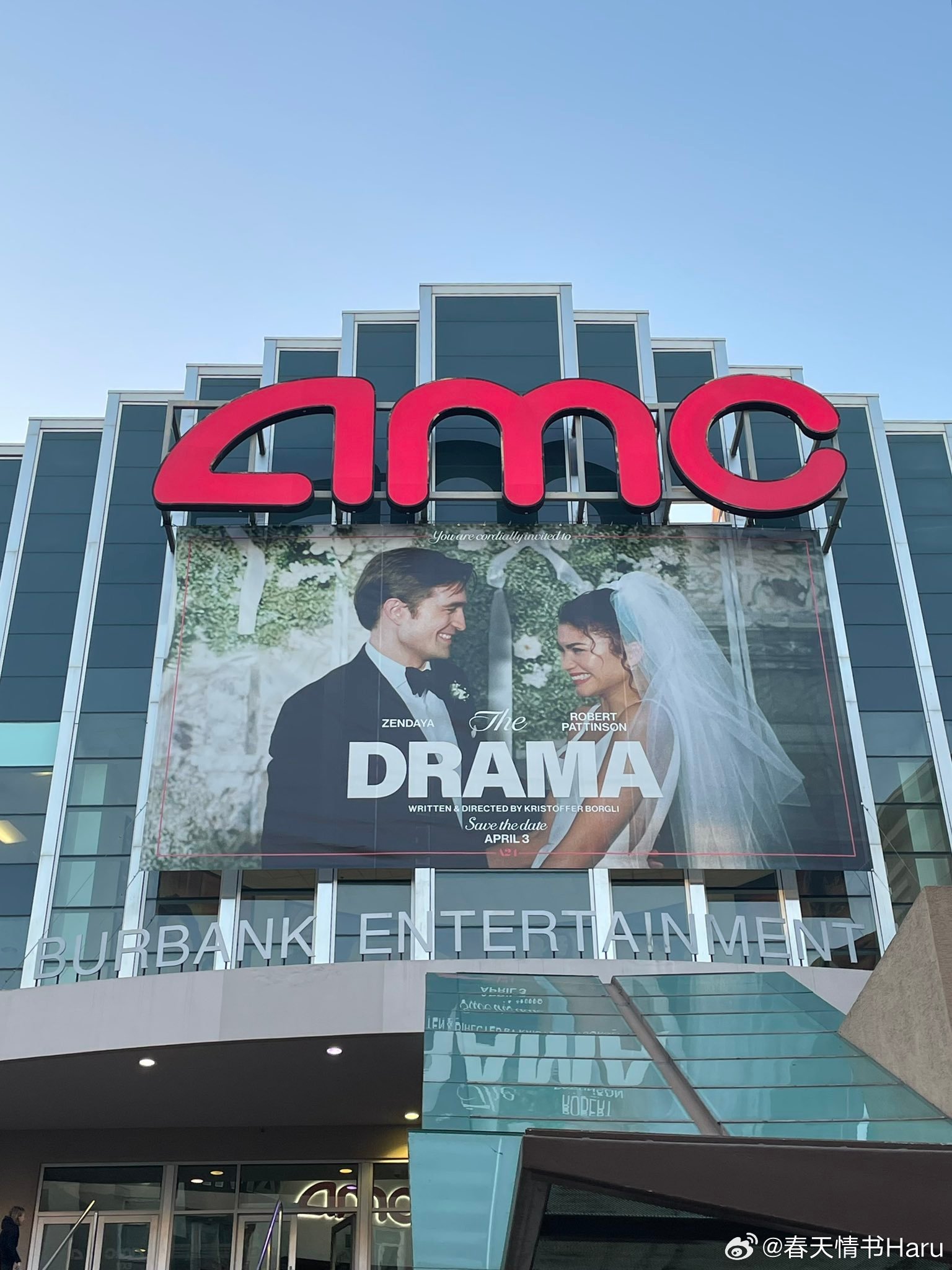 美国AMC电影院的《爱情抓马》巨幅海报 