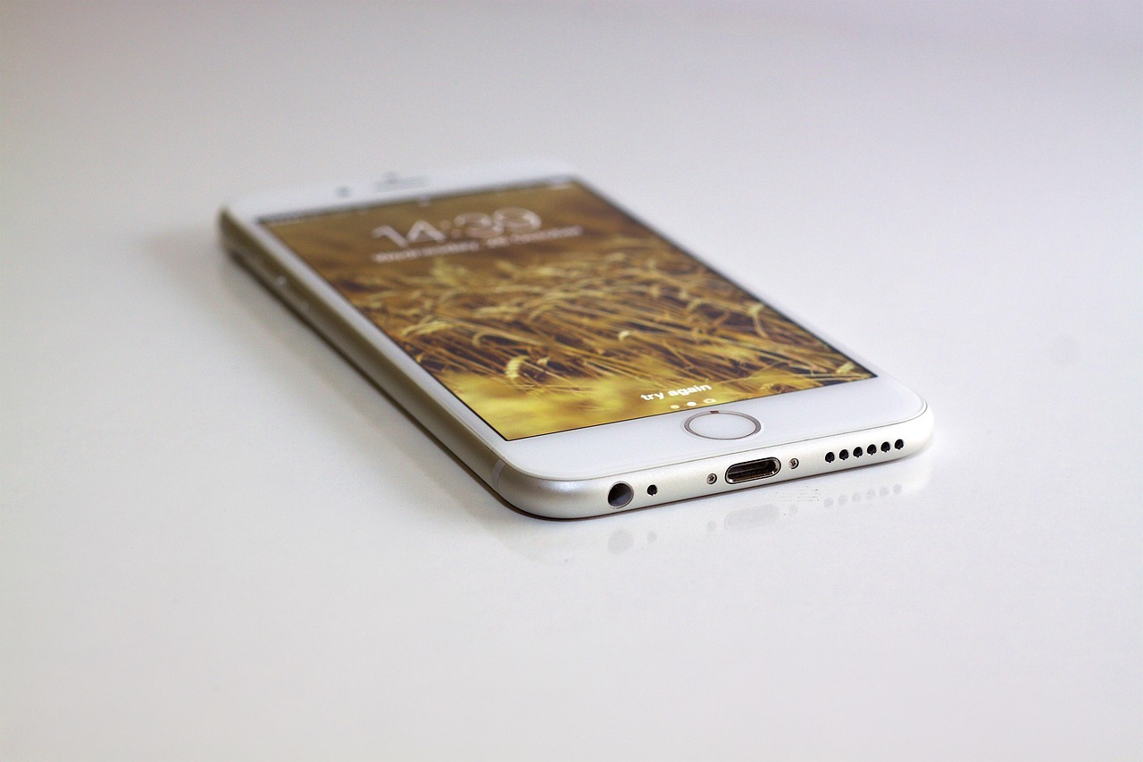 6月26日京东iPhone 17以旧换新成交量环比超3倍，恐慌性换机已经出现。我