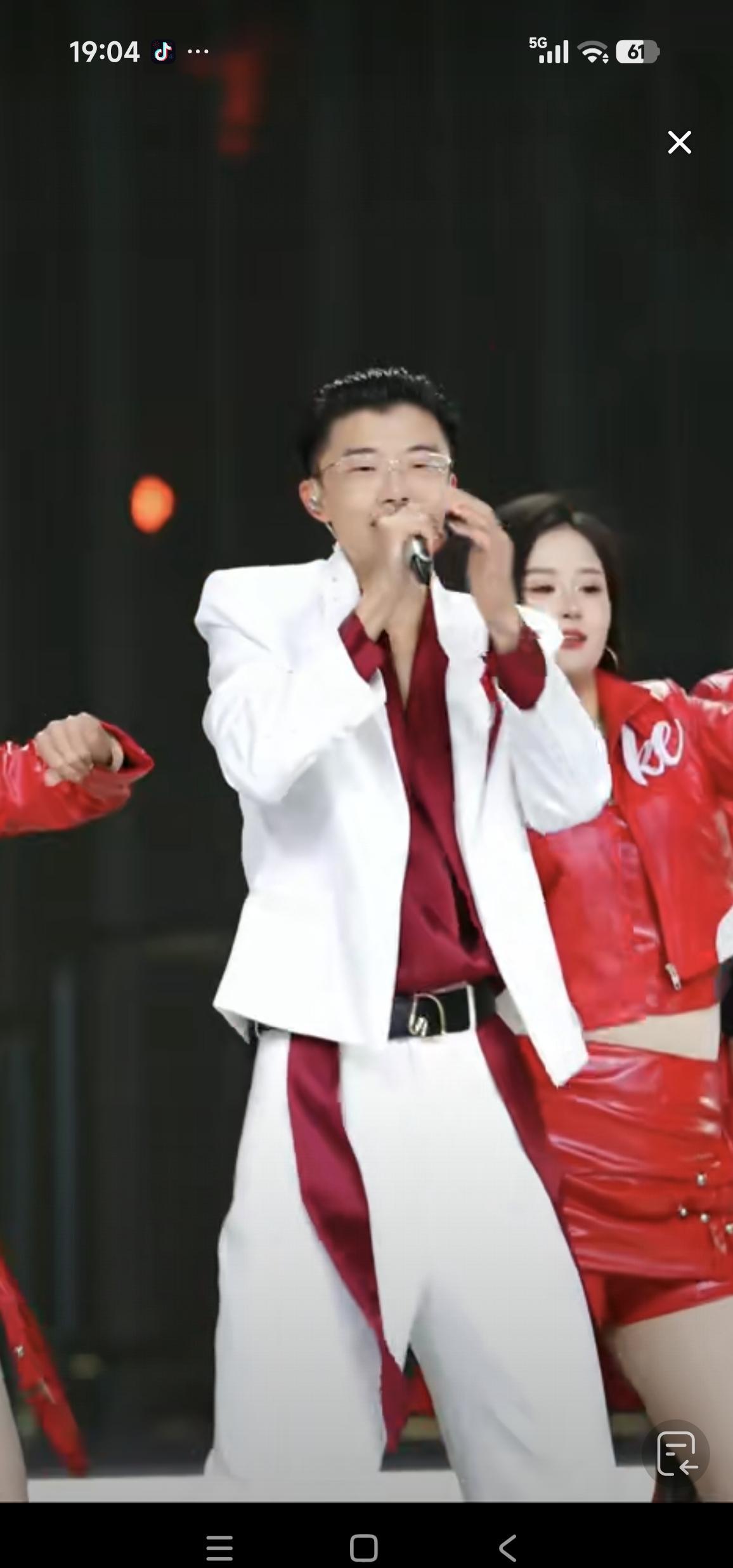 直播间稳在10万人，就凭在烧烤店门口唱老歌。
郭有才，菏泽一个烧烤店老板。
没舞