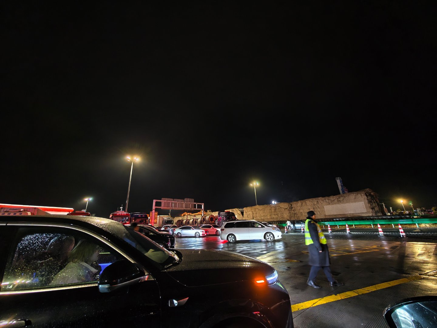 在秦岭服务区打个盹一觉醒来前方事故封路了