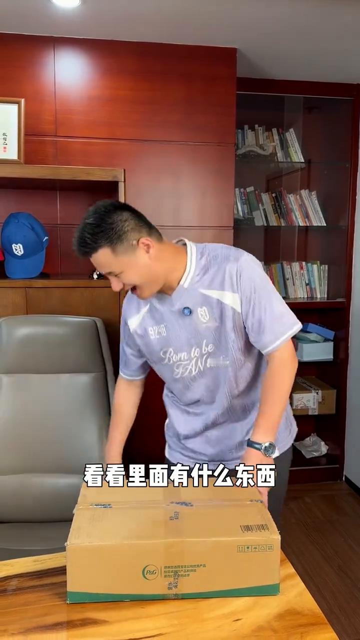 樊振东最新代言礼盒拆箱。
这是我最喜欢的乒乓球运动员樊振东刚刚代言的海飞丝套盒，