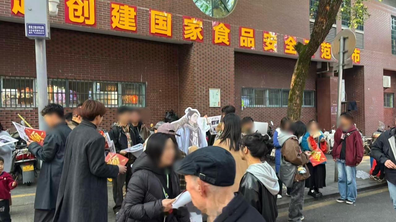 首个有定档开机仪式的国蒙 别的剧组开机烧香，神漫开机“烧”卡路里！爬山祈福这招太