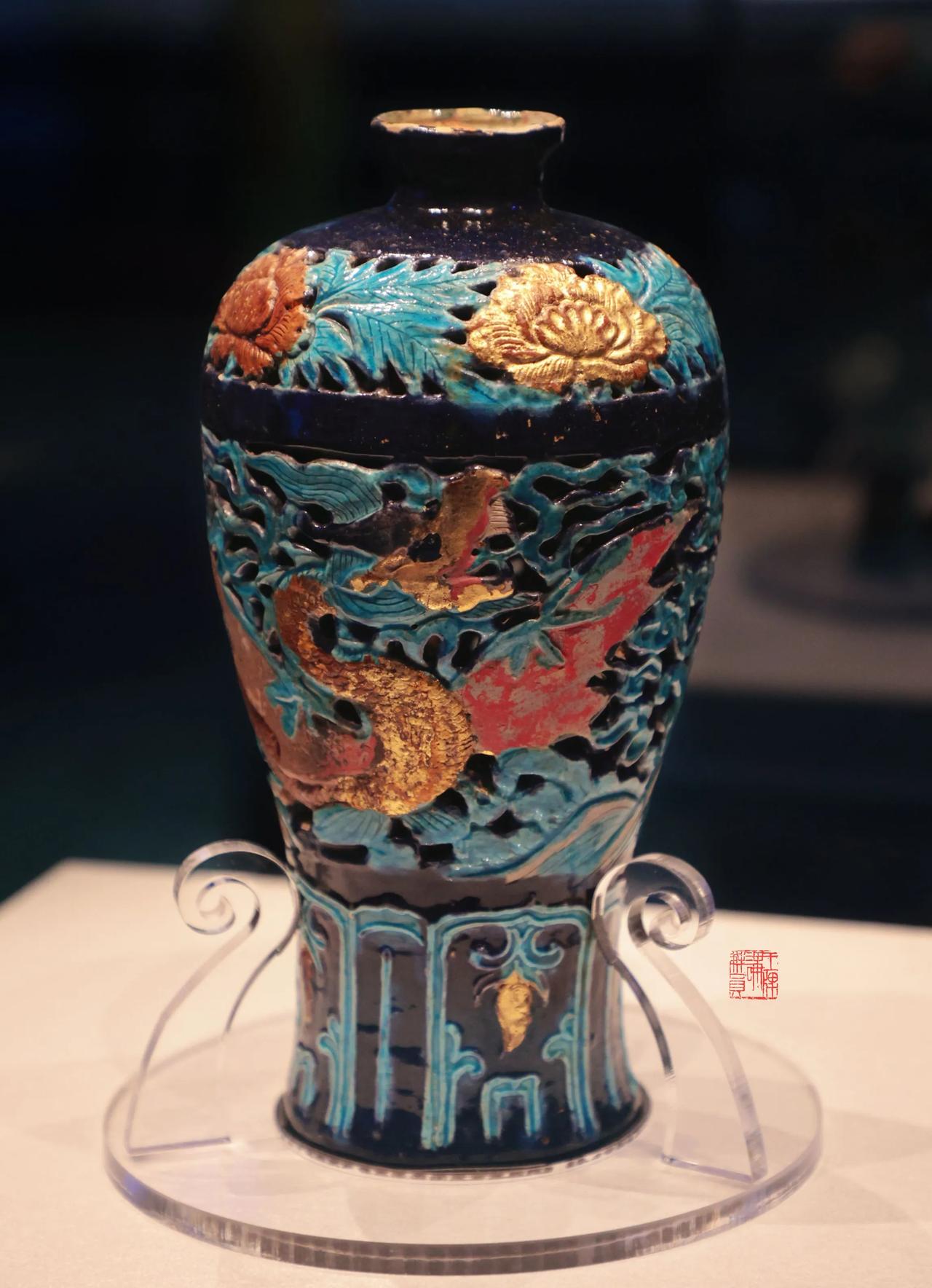 【这种审美算不算俗气？】

珐华釉瓷器可以说好看，也可以说俗气。

珐华釉完全源