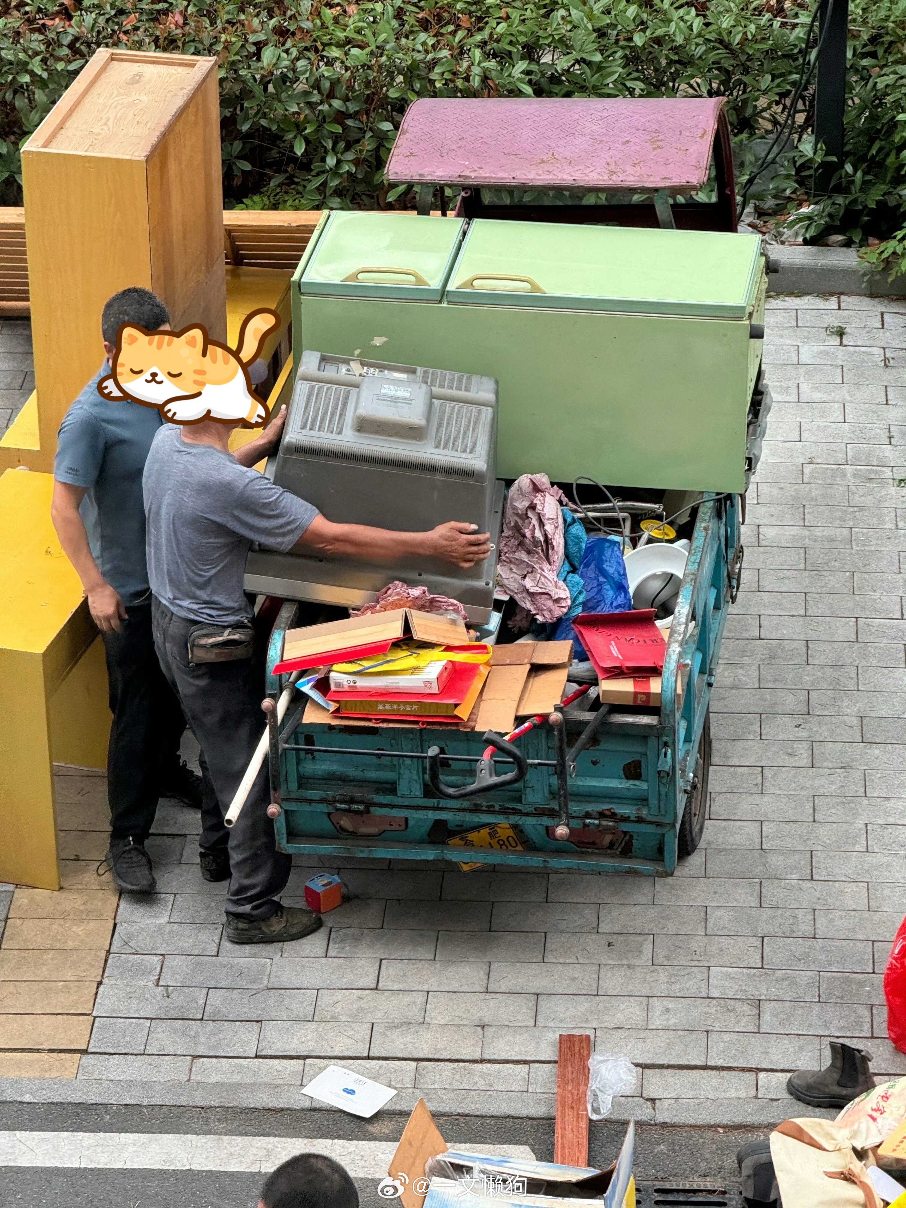 楼上的邻居把房卖了。家具一箱一箱往下搬，边走边看摩托和小货车上装了什么，看到了冰